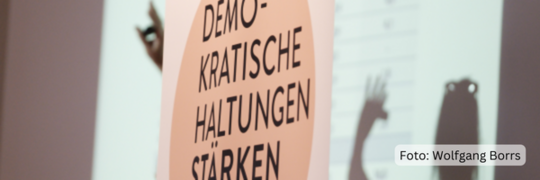 Roll-Up mit der Aufschrift 'Demokratische Haltungen stärken'
