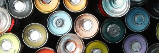Bunte Spraydosen