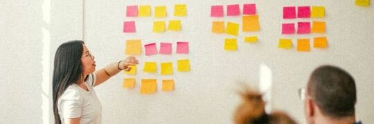 Trainerin vor Wand mit Post-Its
