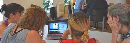 Vier Frauen vor einem Bildschirm