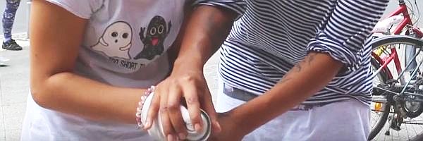 Hände auf Spraydose