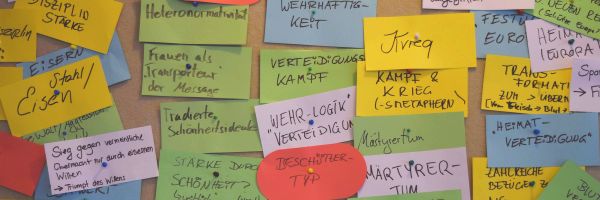 Bunte Karten an Pinnwand