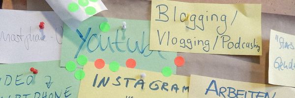 Bunte Karten an Pinnwand